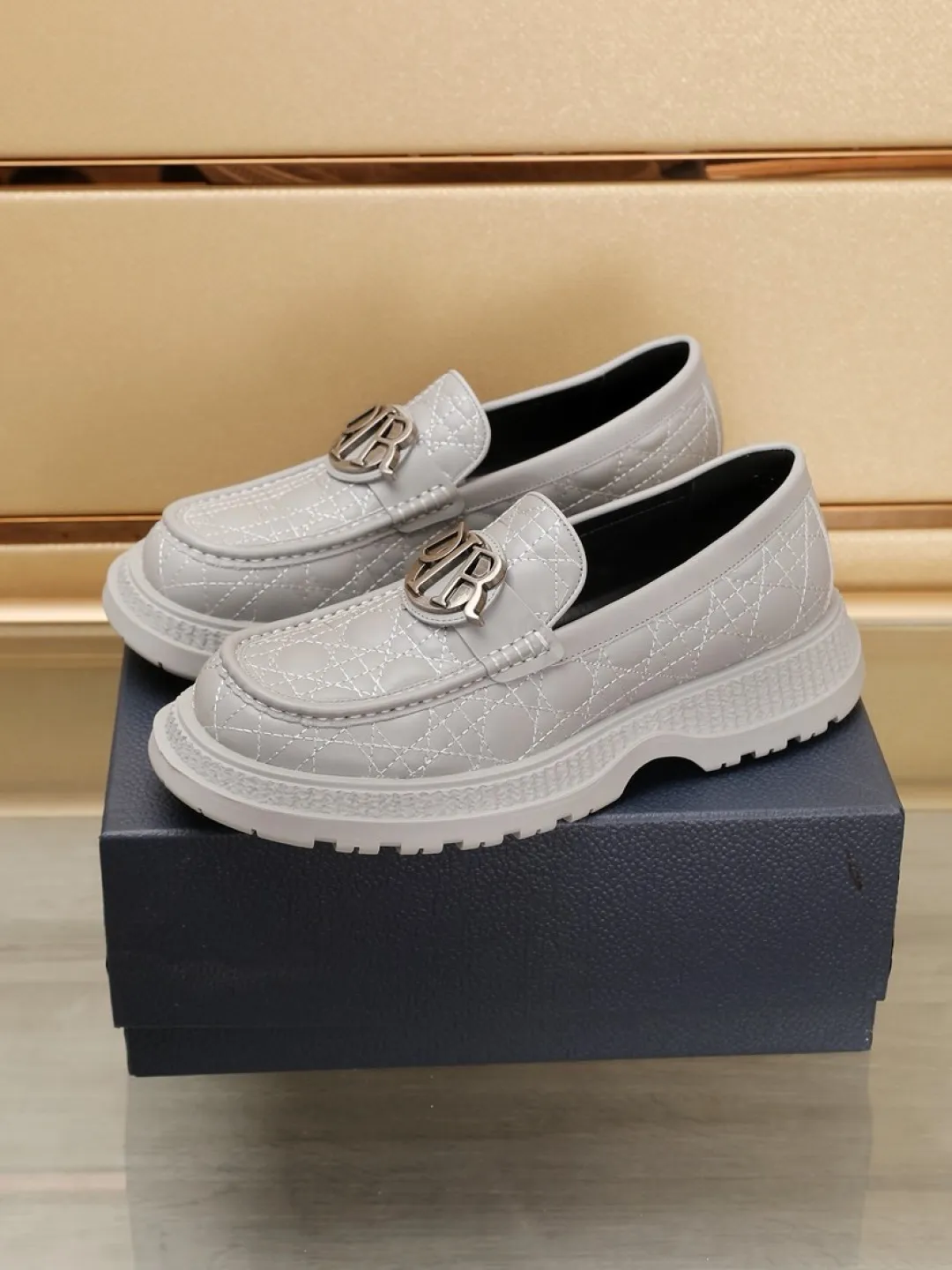 Factory P540💰Dior Buffalo men's low-cut derby casual leather shoes, a new product in the 2025 spring men's series, ideally combines unconventional features with Dior's high-end aesthetic style. The first-layer cowhide upper is decorated with tonal debossed Oblique embroidery, and the thick rubber sole displays a crepe-effect design, which is unique. Adds a modern touch to any look. Practical and stylish, it can be easily paired with a variety of casual looks and is an eye-catching finishing touch! Size: 38-44 (45.46 customized)
